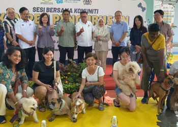 MOHD. Haffiz Ahmad (berdiri lima dari kiri) bergambar bersama wakil persatuan bukan kerajaan dan masyarakat tempatan semasa pelancaran kempen 'Anjing Terbela, Komuniti Bahagia' di Plentong, Masai, Johor Bahru.