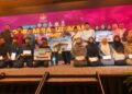 MOHD . Na'im Mokhtar (lima dari kiri) bersama penerima pada Program Rai Ummah Menteri di Jabatan Perdana Menteri (Hal Ehwal Agama) Bersama Komuniti di sebuah hotel di Kota Bharu, Kelantan. -UTUSAN/ ROSLIZA MOHAMED