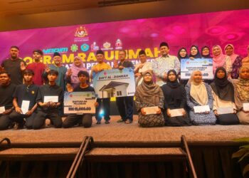 MOHD . Na'im Mokhtar (lima dari kiri) bersama penerima pada Program Rai Ummah Menteri di Jabatan Perdana Menteri (Hal Ehwal Agama) Bersama Komuniti di sebuah hotel di Kota Bharu, Kelantan. -UTUSAN/ ROSLIZA MOHAMED