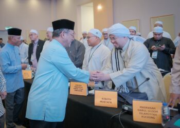 MOHD Na’im Mokhtar bersalaman bersama para Umara dan Ulama pada Majlis Perasmian Penutup Program Muzakarah Umara dan Ulama Pondok Kebangsaan 2025 di 
Putrajaya. - UTUSAN/AIZ ALIF ZUBIR
