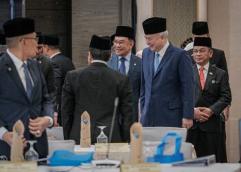 MOHD Na'im Mokhtar ketika mengiringi Sultan Nazrin Muizzuddin Shah pada Mesyuarat MKI Ke-73 di Putrajaya. - UTUSAN/FAIZ ALIF ZUBIR