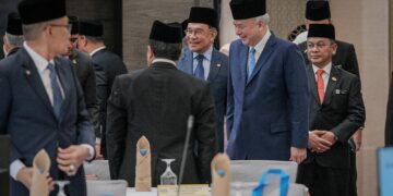 MOHD Na'im Mokhtar ketika mengiringi Sultan Nazrin Muizzuddin Shah pada Mesyuarat MKI Ke-73 di Putrajaya. - UTUSAN/FAIZ ALIF ZUBIR