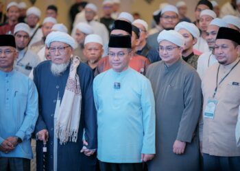 MOHD Na’im Mokhtar bergambar bersama para Umara dan Ulama pada Majlis Perasmian Penutup Program Muzakarah Umara dan Ulama Pondok Kebangsaan 2025 di 
Putrajaya. - UTUSAN/AIZ ALIF ZUBIR