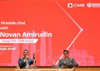NOVAN Amirudin (kiri) pada sesi fireside chat sempena Hari Media ASEAN anjuran CIMB, di sini hari ini.