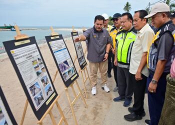 ALEXANDER Nanta Linggi (tiga dari kiri) melakukan lawatan kerja ke Tapak Projek Membaiki Tebing Pantai Jalan Telipot-Batu Rakit, Kuala Nerus, Terengganu. - UTUSAN/PUQTRA HAIRRY
