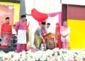 SHAMSUL Anuar Nasarah memalu gong sebagai gimik perasmian mesyuarat Perwakilan Wanita, Pergerakan Pemuda dan Puteri Umno Bahagian Tumpat di Dewan Maktab Rendah Sains Mara Tumpat, Kelantan. - UTUSAN/ROHANA ISMAIL