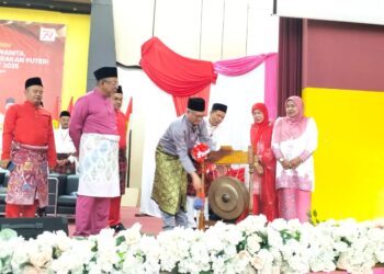 SHAMSUL Anuar Nasarah memalu gong sebagai gimik perasmian mesyuarat Perwakilan Wanita, Pergerakan Pemuda dan Puteri Umno Bahagian Tumpat di Dewan Maktab Rendah Sains Mara Tumpat, Kelantan. - UTUSAN/ROHANA ISMAIL