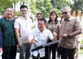 NGA Kor Ming menandatangani plak perasmian Taman Rekreasi Madani, Canning Garden di Ipoh hari ini. - UTUSAN/ZULFACHRI ZULKIFLI