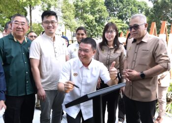 NGA Kor Ming menandatangani plak perasmian Taman Rekreasi Madani, Canning Garden di Ipoh hari ini. - UTUSAN/ZULFACHRI ZULKIFLI