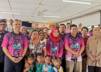 NORAINI Ahmad (tengah) pada Majlis Perasmian Penutupan Program CSR Teknikal dan Komuniti Pos Tenau: Sentuhan Ilmu  dan Khidmat Pakar di Sekolah Kebangsaan Pos Tenau, Ulu Slim, Slim River, Tanjung Malim hari ini. - UTUSAN