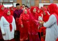 NORAINI Ahmad (tiga dari kanan) bersalaman dengan para perwakilan pada Persidangan Perwakilan Wanita, Pergerakan Pemuda dan Pergerakan Puteri UMNO Bahagian Hulu Terengganu 2025 di Akademi Binaan Malaysia (ABM) Jenagor, Kuala Berang, Terengganu. - UTUSAN/PUQTRA HAIRRY