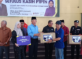 MOHAMAD Hasan menyampaikan sumbangan pada Majlis Setulus Kasih PTPTN di Rembau hari ini. - UTUSAN/NOR AINNA HAMZAH 