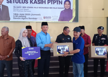 MOHAMAD Hasan menyampaikan sumbangan pada Majlis Setulus Kasih PTPTN di Rembau hari ini. - UTUSAN/NOR AINNA HAMZAH 