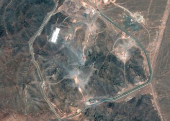 IMEJ satelit menunjukkan gambaran keseluruhan kompleks Loji Pengayaan Bahan Api Fordo (Fordow), kira-kira 30 kilometer ke utara Qom di tengah Iran.- AFP