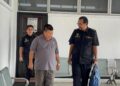 CHANG Chee Onn (kiri) ketika dihadapkan ke Mahkamah Sesyen Raub, Pahang semalam.