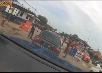 TANGKAP layar memaparkan anggota PGA semasa melakukan serbuan di SJR Chabang Empat Salam, Rantau Panjang, Kelantan.