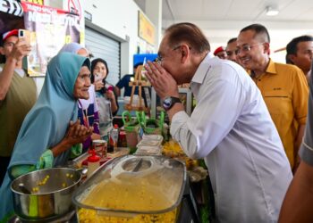 ANWAR Ibrahim (dua dari kanan) beramah mesra bersama peniaga Pasar Payang semasa hadir pada perasmian penutup Program Madani Rakyat 2025 di Kedai Pasar Payang, Kuala Terengganu, Terengganu hari ini. - UTUSAN/PUQTRA HAIRRY