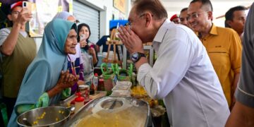 ANWAR Ibrahim (dua dari kanan) beramah mesra bersama peniaga Pasar Payang semasa hadir pada perasmian penutup Program Madani Rakyat 2025 di Kedai Pasar Payang, Kuala Terengganu, Terengganu hari ini. - UTUSAN/PUQTRA HAIRRY