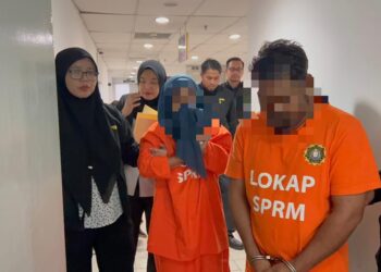 PEGAWAI pihak berkuasa tempatan (PBT) diiringi anggota Suruhanjaya Pencegahan Rasuah Malaysia (SPRM) di Mahkamah Majistret Kuala Terengganu, hari ini - UTUSAN / NURSYASYA NADHIRAH ZABIDI