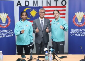 PRESIDEN Persatuan Badminton Malaysia (BAM), Tengku Datuk Seri Zafrul Tengku Abdul Aziz (tengah) bersama beregu wanita negara, Pearly Tan (kanan) dan M. Thinaah pada sidang media khas di Akademi Badminton Malaysia (ABM) di Bukit Kiara, hari ini. - UTUSAN/AFIQ RAZALI