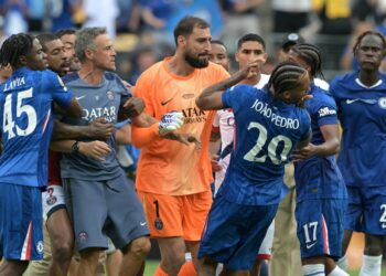 JURULATIH Paris Saint-Germain (PSG), Luis Enrique (kiri) merangkul wajah penyerang Chelsea, Joao Pedro (kanan) semasa perlawanan akhir bola sepak Piala Dunia Kelab FIFA 2025 antara Chelsea dan PSG di Stadium MetLife, East Rutherford, hari ini. - AFP