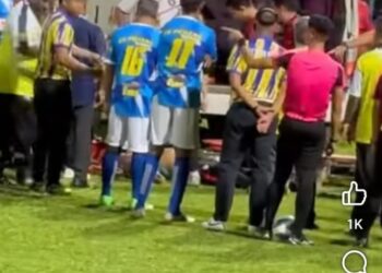 TANGKAP layar di media sosial Firos Mohamed dibawa ke hospital menaiki ambulans selepas pemain itu rebah ketika menyertai kejohanan bola sepak di Stadium Majlis Perbandaran Manjung semalam. - UTUSAN