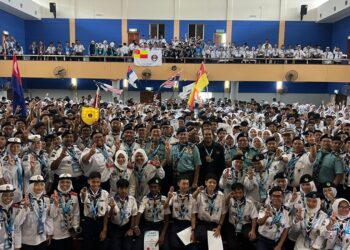 PEMANGKU Ketua Pesuruhjaya Pengakap Negara, Dr. Mohammed Mukhyuddin Sarwani (tengah, berkaca mata) bersama kepimpinan Persekutuan Pengakap Malaysia (PPM) dan peserta Perhimpunan Pengakap Laut Kebangsaan Kali Keenam (National Seaboree) yang berlangsung di Lumut, Perak baru-baru ini. – GAMBAR PERSEKUTUAN PENGAKAP MALAYSIA NEGERI PERAK