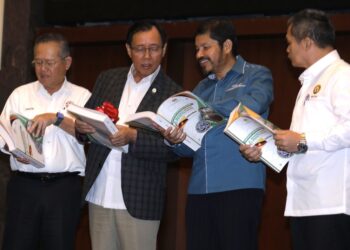 MOHD. Uzir (dua kanan) menunjukkan Laporan Interim Banci Pertanian 2024 Sarawak kepada Rundi (dua kiri) sambil disaksikan tetamu kehormat lain.