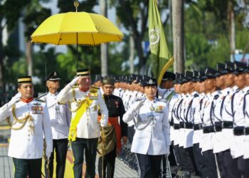 SULTAN Nazrin Muizzuddin Shah memeriksa perbarisan kawalan kehormatan pada sambutan Hari Pahlawan Peringkat Negeri Perak 2025 di Dataran Bangunan Perak Darul Ridzuan di Ipoh. - UTUSANMUHAMAD NAZREEN SYAH MUSTHAFA
