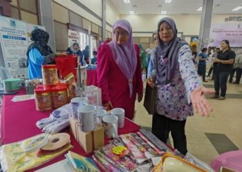 PENGERUSI Jawatankuasa Kebajikan Masyarakat, Pembangunan Wanita dan Keluarga Pahang, Datuk Sabariah Saidan (kiri) dan Zaridah Hashim (kanan) ketika melawat gerai pameran sempena Program Kesedaran Kanser Komuniti di Bera, Pahang.