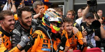 Pemandu Australia, Oscar Piastri meraikan bersama ahli pasukannya selepas memenangi Formula Satu (F1) Grand Prix (GP) Belgium di litar Spa-Francorchamps, hari ini. - AFP