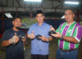 ABU Bakar Abdul (tengah) menunjukkan gasing pangkah pada Pertandingan Gasing Antarabangsa DMDI 2025 di Gelanggang Gasing Kampung Pengkalan Renggam, Kandang, Melaka. - UTUSAN/AMRAN MULUP