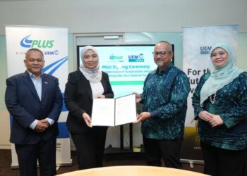 NIK Airina Nik Jaffar (dua dari kiri) bertukar dokumen dengan Harman Faiz Habib Muhamad selepas majlis menandatangani MoU di Persada PLUS, baru-baru ini.
