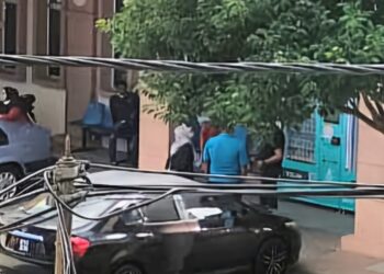 KELUARGA dua beranak yang dijumpai telah meninggal dunia dalam sebuah pangsapuri di Jalan Bukit Gambir, George Town, Pulau Pinang dilihat berada di Jabatan Perubatan Forensik Hospital Pulau Pinang (HPP) untuk menunggu bedah siasat.