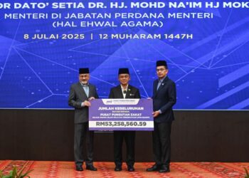 MOHD Na’im Mokhtar (tengah) ketika menyaksikan penyerahan zakat kepada PPZ-MAIWP pada Majlis Zakat Korporat 2025 di Pusat Dagangan Dunia Kuala Lumpur, semalam. - UTUSAN/SYAKIR RADIN