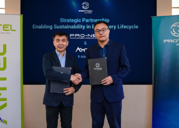 ZHANG Qiang (kanan) dan Lim Hun Teik bertukar dokumen perjanjian MoU antara PRO-NET dan AMTEL.