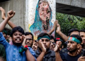 PELAJAR melaungkan slogan berhampiran mural Sheikh Hasina, semasa protes menuntut perbicaraan terhadap bekas Perdana Menteri itu di Universiti Dhaka, pada 12 Ogos 2024.- AFP