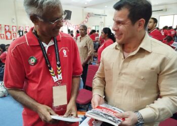 MICHAEL Jeyakumar Devaraj (kiri) bersama Radames Jesus Gomez Azuaje semasa Kongres Nasional PSM Ke-27 di Kuala Kangsar, Perak. - UTUSAN/FADZIL ZAINOL