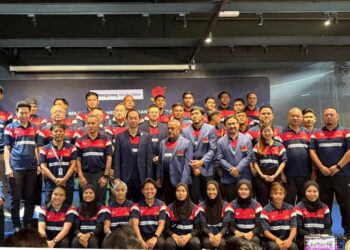 Skuad ragbi 7s lelaki dan wanita negara pada majlis penajaan rasmi antara Hong Leong Yamaha (HLYM) dan KRM di Kompleks Hong Leong Yamaha, Sg Buloh, kelmarin. - IHSAN KRM