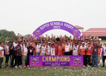 Pengerusi Majlis Amanah Rakyat (Mara), Datuk Dr. Asyraf Wajdi Dusuki bersama-sama pemain ragbi dan jurulatih Maktab Rendah Sains Mara (MRSM) meraikan kemenangan mereka menjuarai Kejohanan Ragbi Super Schools 2025 d Taman Ekuestrian, Putrajaya, kelmarin.