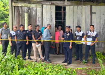 PASUKAN polis dan forensik HRPB meninjau sebuah rumah di Jalan Sungai Nibong, Teluk Intan hari ini iaitu lokasi penemuan rangka manusia pada 19 Julai lalu. - UTUSAN
