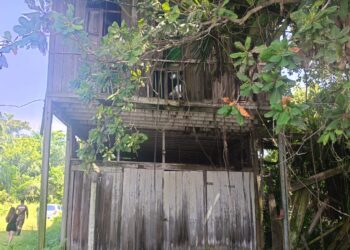 KEADAAN rumah pusaka milik bekas ADUN Pasir Bedamar di Teluk Intan lokasi penemuan rangka dan tengkorak manusia Sabtu lalu. - UTUSAN