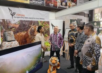 RAZALI Idris ( dua dari kiri) melawat reruai pada Majlis Sambutan Hari Renjer Sedunia 2025 di Wisma Darul Iman, Kuala Terengganu. .- UTUSAN/ ERMA YUSNIDA JUSOH