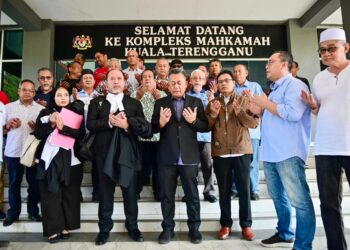 AHMAD Razif Abd. Rahman (tengah) mengaminkan doa selepas Mahkamah Tinggi Kuala Terengganu membenarkan saman fitnah yang difailkannya. - UTUSAN/PUQTRA HAIRRY