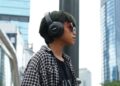 PENGGUNAAN fon telinga dalam tempoh yang lama dan pada tahap bunyi yang tinggi boleh membawa kesan jangka panjang seperti kehilangan pendengaran kekal. - MEDIA SOSIAL