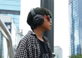 PENGGUNAAN fon telinga dalam tempoh yang lama dan pada tahap bunyi yang tinggi boleh membawa kesan jangka panjang seperti kehilangan pendengaran kekal. - MEDIA SOSIAL