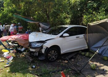 KEADAAN gerai menjual air kelapa yang dirempuh kereta dipandu lelaki warga emas di hadapan Kuarters Polis Daerah Kuala Kangsar hari ini. - UTUSAN