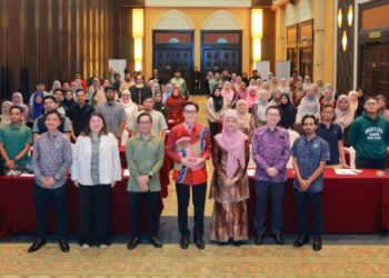 RIZAL Nainy  (tengah) bergambar bersama peserta pada Seminar e-Invois untuk Perusahaan Mikro, Kecil dan Sederhana (PMKS) dalam Siri Kelestarian PMKS 2025 di Kuala Terengganu.