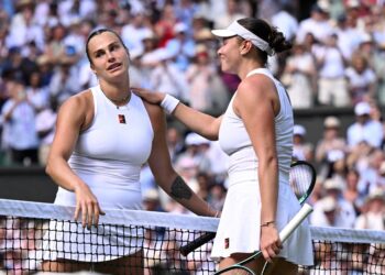 AMANDA Anisimova (kanan) mengucapkan tahniah kepada Aryna Sabalenka dari Belarus pada penghujung perlawanan tenis separuh akhir perseorangan wanita mereka pada Kejohanan Wimbledon 2025 di The All England Lawn Tennis and Croquet Club, hari ini. - AFP