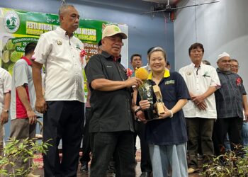 MOHAMAD Sabu menyampaikan piala dan hadiah kepada pemenang durian musang king pada Program Pesta Durian 2025 di Dewan Perdana Majlis Daerah Gua Musang (MDGM), Gua Musang, Kelantan. UTUSAN/AIMUNI TUAN LAH